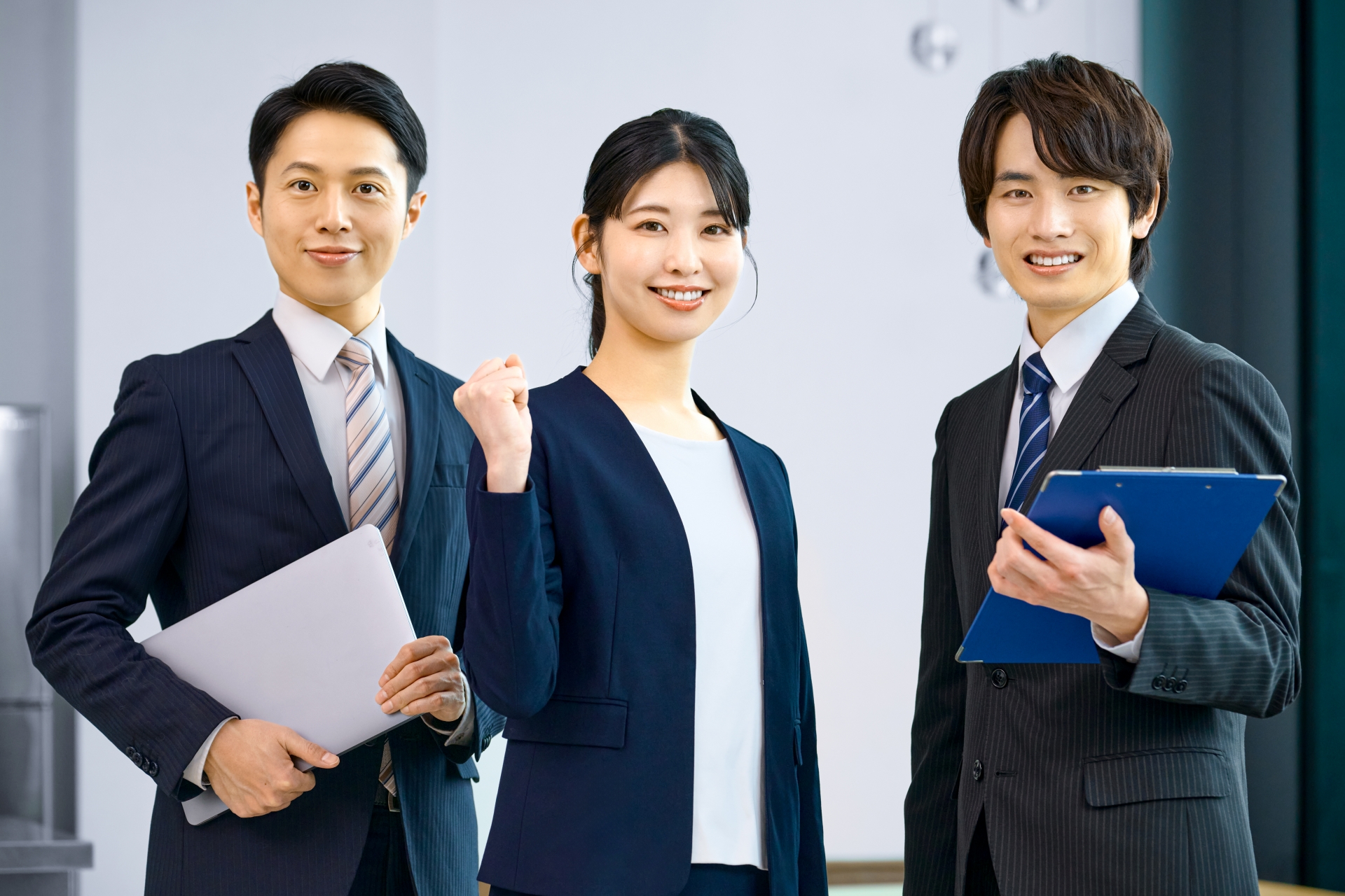 ガッツポーズをする若手ビジネスチーム